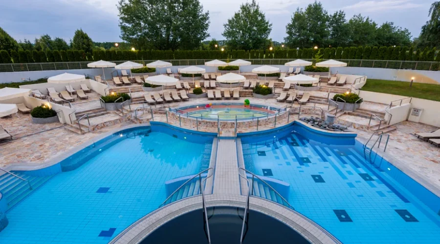 outdoor-pool_01_hotel-livada-prestige_t3000_foto-zv_09-14_low-res